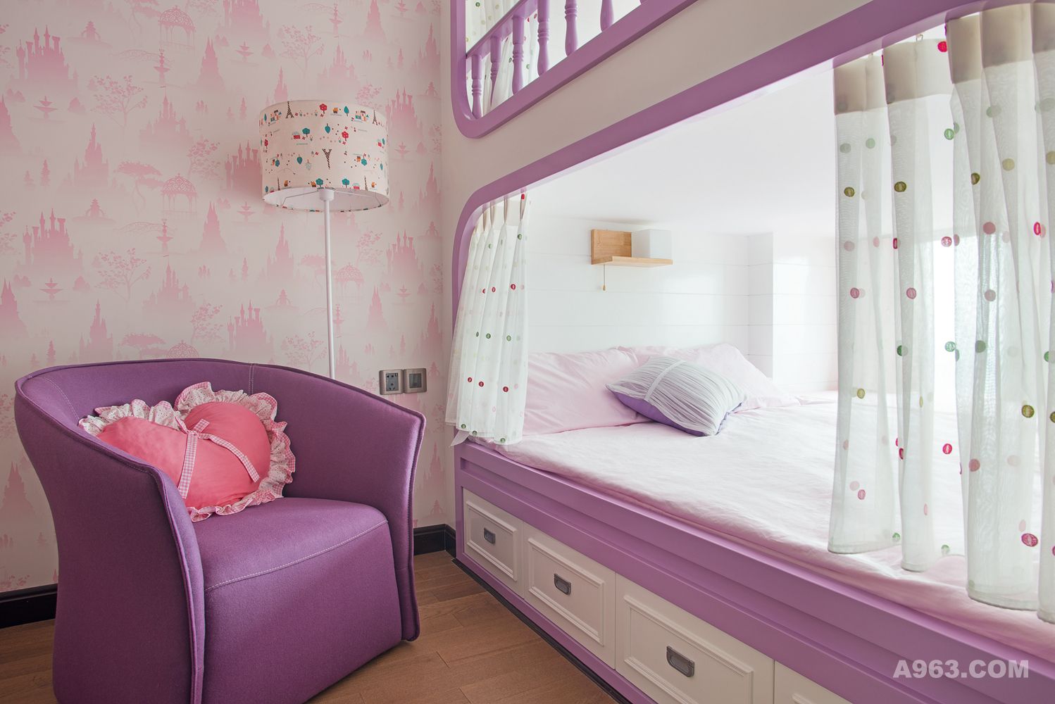 儿童房则用了梦幻唯美的紫色系高低床,不仅可供两个小朋友休息,甚至是
